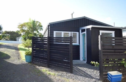 Katikati Apartment | Cozy Nikau Cottage with Pool & Ocean Views in Katikati