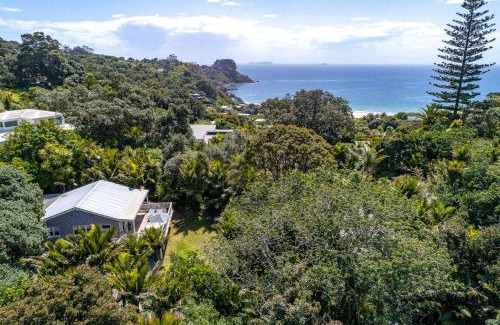 Palm Beach House | Cozy Nikau Cottage: Family-Friendly Palm Beach Retreat