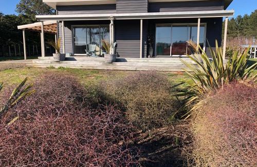 Foxton Beach House | Discover Nikau’s on Palmer: Family-Friendly with 9.8 Rating