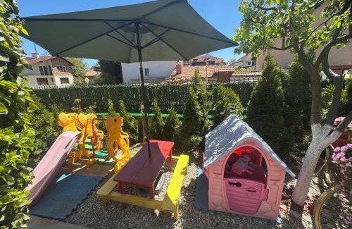 Kvartal Noviya Grad House | Pet-Friendly NIKI HOUSE: Rated 9.8 with Family Amenities
