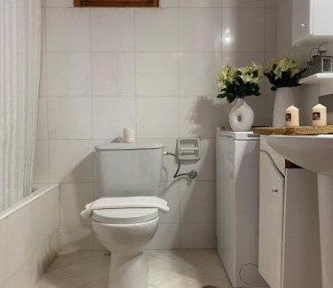 Neo Kalamaki Apartment | Nikita's Sea House: Family-Friendly Stay with Great Reviews