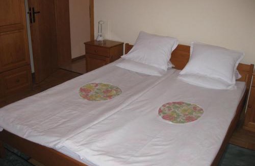 Samokov Hotel | Budget-Friendly Niko Hotel: Family-Ready with Kitchen Access