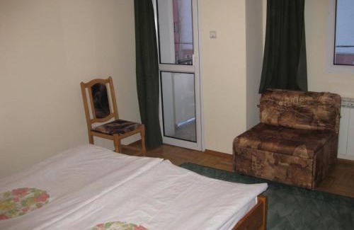 Samokov Hotel | Budget-Friendly Niko Hotel: Family-Ready with Kitchen Access