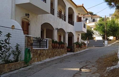 Gialiskari Apartment | Discover Nikos Studio 3: Family-Friendly Retreat in Gialiskari