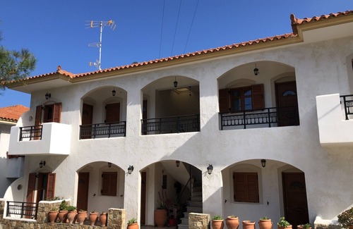 Gialiskari Apartment | Cozy Nikos Studio 3: Pet-Friendly Apartment for 3 Guests