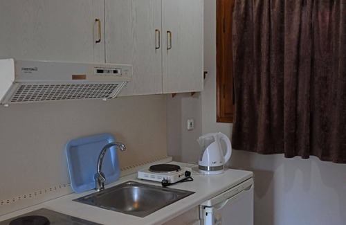 Gialiskari Apartment | Cozy Nikos Studio 5 in Gialiskari, Pet-Friendly Retreat