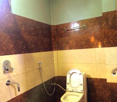 Sauraha Bed & Breakfast | Top-Rated Nikunj Safari Guest House in Sauraha
