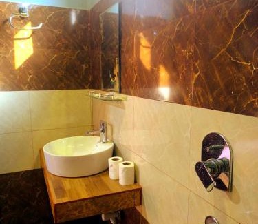 Sauraha Bed & Breakfast | Top-Rated Nikunj Safari Guest House in Sauraha
