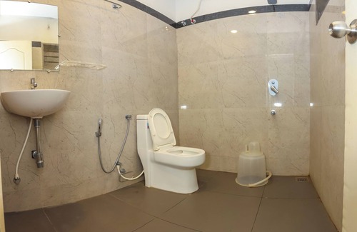 Kalapettai Hotel | Explore Nilan Grand: Family-Friendly Stay with Great Dining