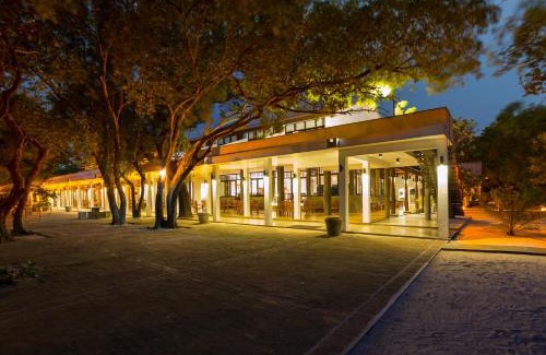 Irrakkakandi Hotel | Relax at Nilaveli Beach Hotel with Oceanfront Amenities
