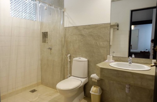 Irrakkakandi Hotel | Relax at Nilaveli Beach Hotel with Pool and Spa Amenities