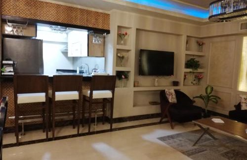 Al Duqqi Apartment | Top-Rated Nile Tower Agouza Apartment with Hot Tub Access