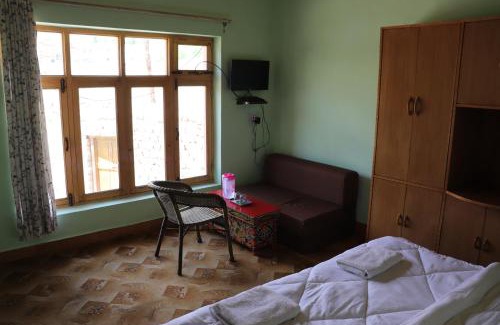 Leh House | Cozy Stay at Nilza Guest House with Breakfast & Kitchen