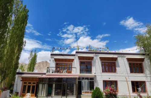 Leh House | Cozy Stay at Nilza Guest House with Breakfast & Kitchen