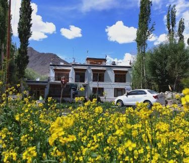 Leh House | Cozy Stay at Nilza Guest House with Breakfast & Kitchen