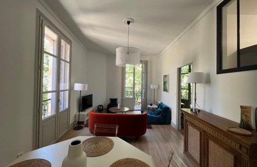Nimes City Centre Apartment | Renovated Nimes Apartment in Historic Building - Pet Friendly