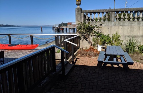 Alert Bay Hotel | Oceanfront Nimpkish Hotel: Guest Rated 9.1 with Family Amenities