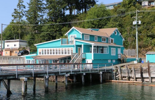 Alert Bay Hotel | Oceanfront Nimpkish Hotel: Guest Rated 9.1 with Family Amenities