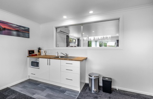 Invercargill Apartment | Guest Rated 10/10 at Nine Acres with Free Wi-Fi & Breakfast