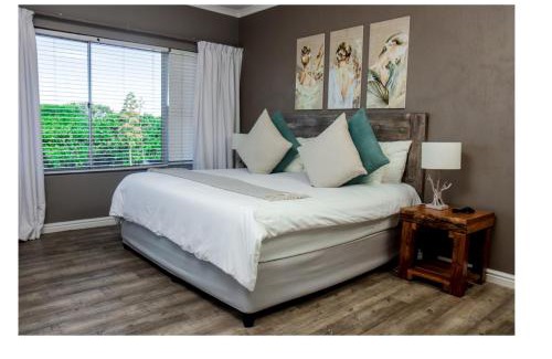 Jeffreys Bay Bed & Breakfast | Inviting Nine on Uys Street B & B with Oceanfront Views