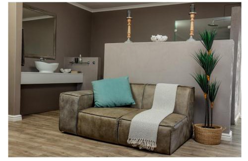 Jeffreys Bay Bed & Breakfast | Inviting Nine on Uys Street B & B with Oceanfront Views