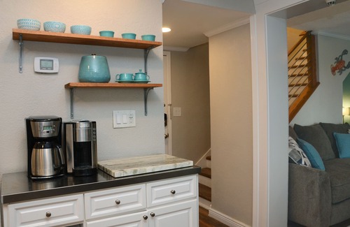 Sunnyside Condo | Oceanfront Living Room Retreat with Pool and Spa Access