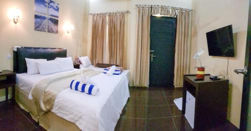 Senggigi Hotel | Cozy Nipah Villas: Oceanfront Stay with Pool & Pet Friendly