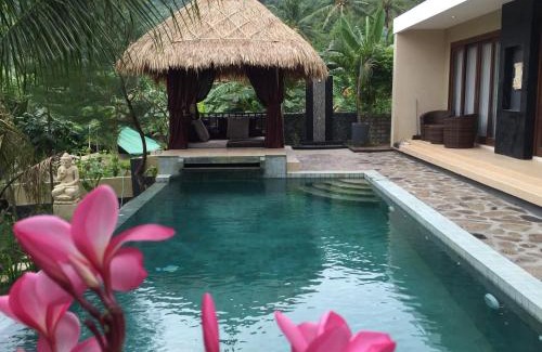 Senggigi Hotel | Cozy Nipah Villas: Oceanfront Stay with Pool & Pet Friendly