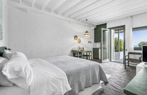 Gythio Apartment | Discover Niriides Resort: Oceanfront Retreat with Pet-Friendly Perks