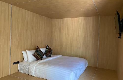 Cha-am Resort | Relaxing Nirundorn Resort Chaam with Oceanfront Pool Access