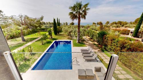 El Perello Villa | Oceanfront Nirvana: Family-Friendly 4-Star Getaway