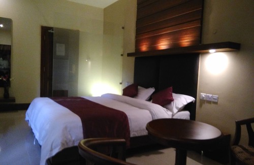 Accra Hotel | Discover Nirvana Inn: Family-Friendly Retreat with Pool