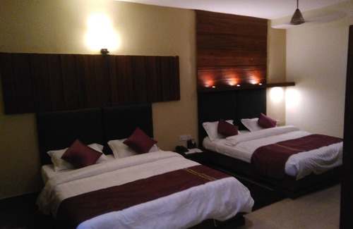 Accra Hotel | Discover Nirvana Inn: Family-Friendly Retreat with Pool