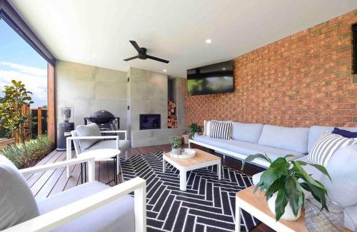 Frankston House | Discover Nirvana Retreat: Pet-Friendly with Hot Tub Bliss