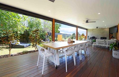 Frankston House | Discover Nirvana Retreat: Pet-Friendly with Hot Tub Bliss