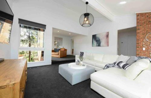 Frankston House | Discover Nirvana Retreat: Pet-Friendly with Hot Tub Bliss