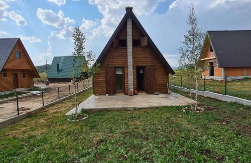 Zabljak House | Inviting Nirvana Wood Cabin for 9 with Free Parking