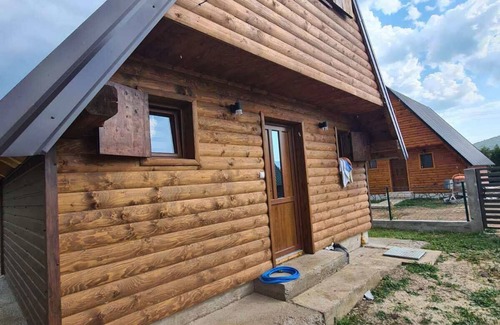 Zabljak House | Inviting Nirvana Wood Cabin for 9 with Free Parking
