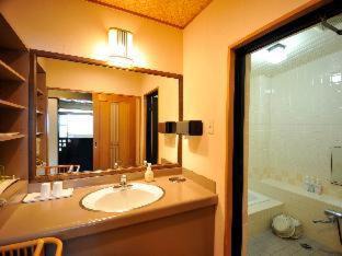 Nagasaki Hotel | Discover Nisshokan Shinkan Baishokaku: Family-Friendly Retreat