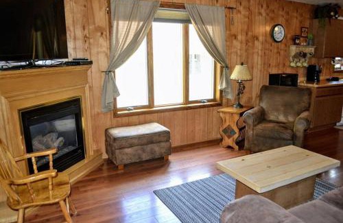 Minocqua House | Relaxing Nitschke's Resort Cabin #15 with Hot Tub Access