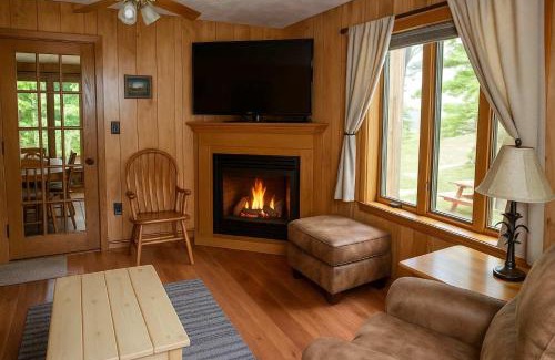 Minocqua House | Relaxing Nitschke's Resort Cabin #15 with Hot Tub Access