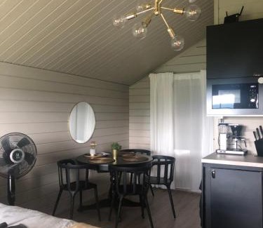 Ylitornio House | Cozy Niuron mökit with Oceanfront Views & Hot Tub