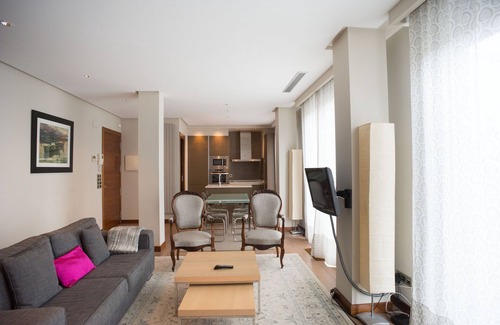 San Sebastian Centro Apartment | Beachfront Bliss: Niza La Concha with Ocean Views