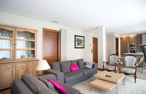 San Sebastian Centro Apartment | Beachfront Bliss: Niza La Concha with Ocean Views