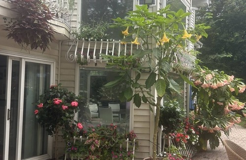 Franklin Square House | Elegant Home Near Manhattan with Family-Friendly Amenities