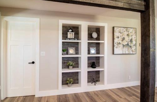 Whitehorse Apartment | Stylish NN - Flats on 4th #1: Downtown Retreat with High Ratings