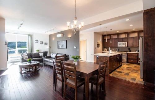 Whitehorse House | Stylish Park View #2 - Downtown 2-Bed Retreat with Hot Tub