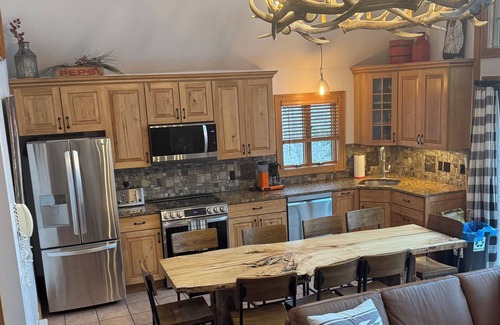 Central Vermont- Killington House | Perfect Ski In/Ski Out Retreat with Hot Tub and Fire Pit