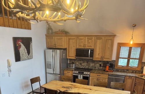 Central Vermont- Killington House | Perfect Ski In/Ski Out Retreat with Hot Tub and Fire Pit