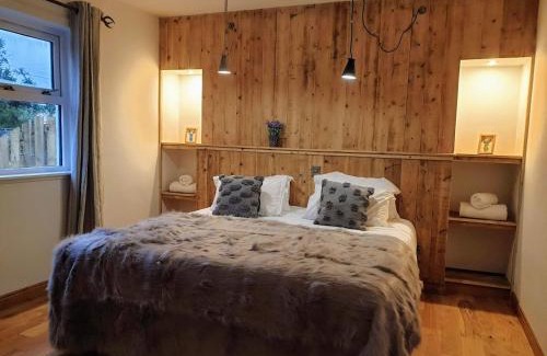Forfar House | Experience Comfort at No 1 Balbinny with Pool Access